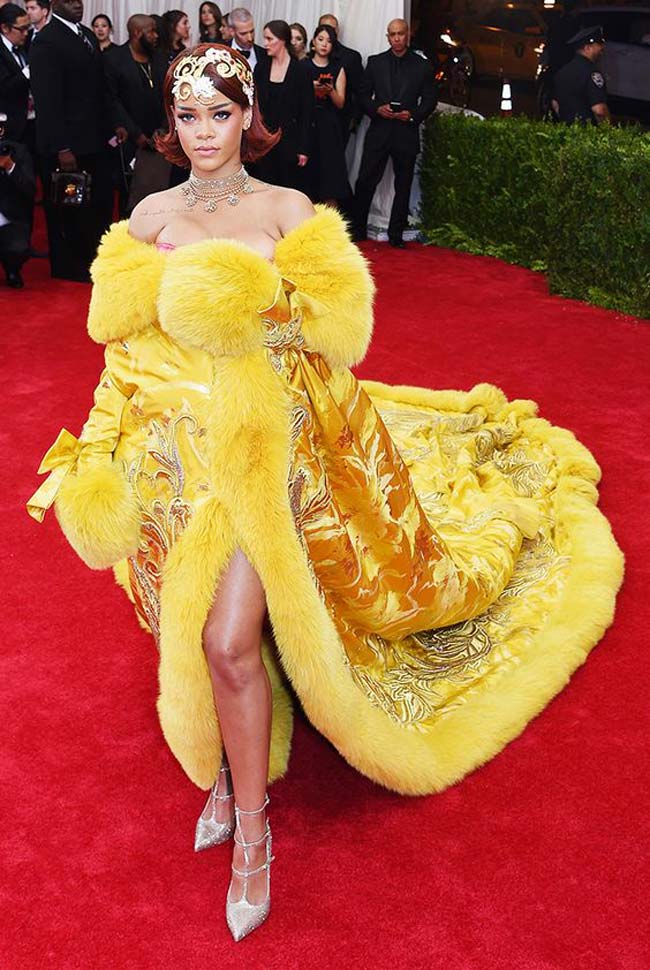 Rihanna gây chấn động giới truyền thông lúc bấy giờ tại sự kiện Met Gala năm 2015 với chiếc áo choàng thêu tinh tế dài tới 3m.
