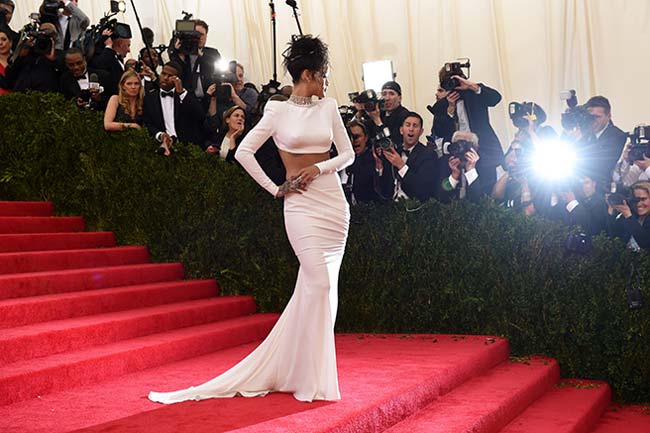 Tại sự kiện Met Gala 2014, Rihanna gây ấn tượng với chiếc đầm hai mảnh màu trắng. Chẳng cần phải điệu đà mà vẫn thu hút bao ánh mắt.