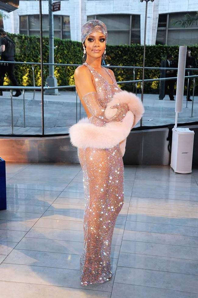 Rihanna bất cứ lần nào xuất hiện cũng được dư luận phải ngất ngây. Tại sự kiện CDFA năm 2014 cô gây bão với chiếc váy không thể xuyên thấu hơn mang âm hưởng của bộ phim The Great Gasby.