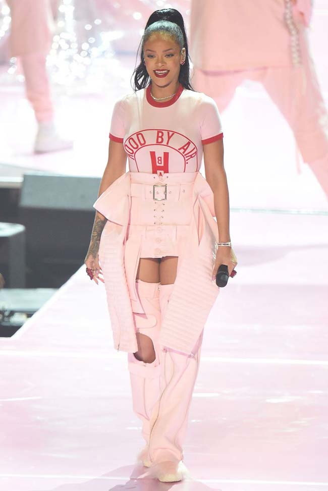 Nhiều trang phục màu hồng, tưởng chừng như đầy nữ tính, nhưng Rihanna hoàn toàn có thể biến nó thành cá tính.