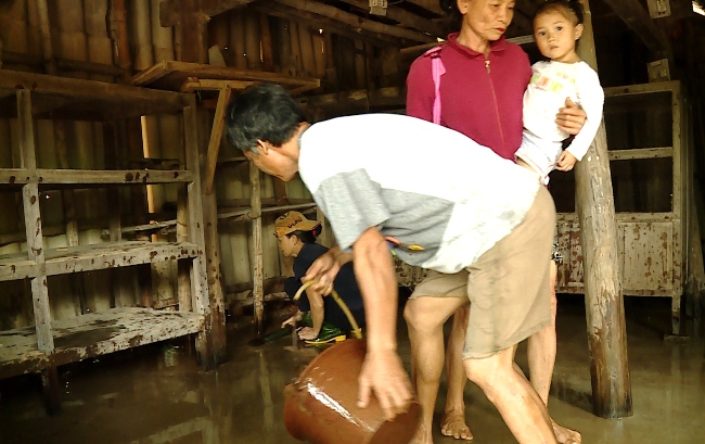 Quảng Bình: Lũ chồng lũ, làng mạc chìm trong biển nước - 3