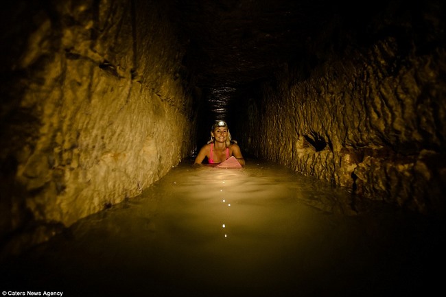 Xuống sâu 150m thám hiểm hầm mộ lớn nhất thế giới ở Pháp - 1