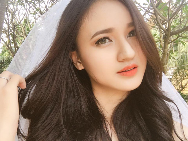 Cách đây không lâu, cô gái 16 tuổi từng "nổi đình nổi đám" trong cộng đồng mạng với ngoại hình xinh đẹp, thường xuyên bị nhầm lẫn là gái Tây. 
