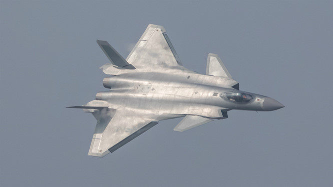 Trung Quốc lần đầu trình diễn tiêm kích tàng hình J-20 - 1