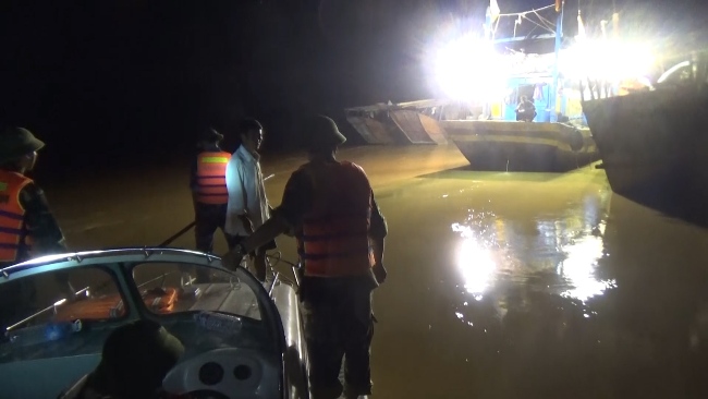 Trắng đêm cứu người ở “rốn lũ” Quảng Bình - 3