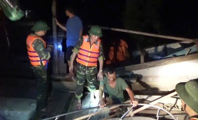 Trắng đêm cứu người ở “rốn lũ” Quảng Bình - 2