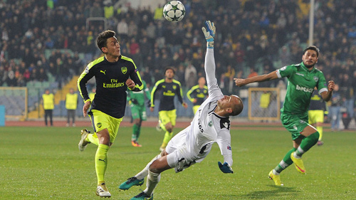 Arsenal: Tuyệt phẩm Ozil khiến Wenger và fan mê mẩn - 1