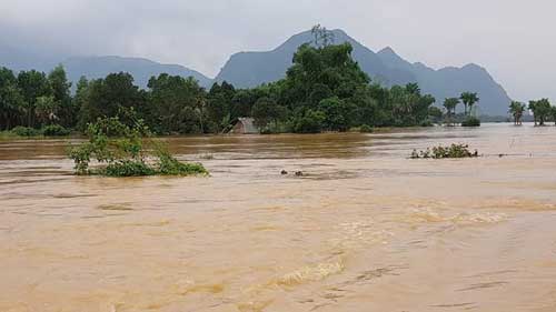 Lũ trên sông dâng cao, nhiều tuyến đường bị chia cắt - 2