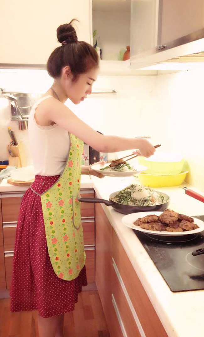 Là một trong những mỹ nhân gợi cảm nhất nhì showbiz Việt, Elly Trần luôn bận rộn cho sự nghiệp của mình. Tuy vậy, cô vẫn luôn cố gắng dành ra thời gian vào bếp.