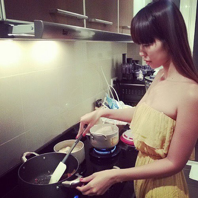 Khi vào bếp nấu ăn, siêu mẫu Hà Anh đã tranh thủ khoe vẻ đẹp gợi cảm của mình với bộ váy quây.