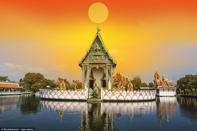 Ngôi chùa được trang trí lộng lẫy này nằm trong khuôn viên đền chùa trên đảo Samui, Thái Lan.