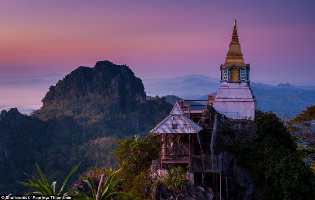 Ngôi chùa này ở Lampang (Thái Lan) không nổi bật về kiến trúc, nhưng nằm giữa phong cảnh tuyệt đẹp.