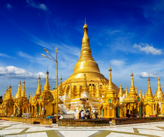 Khung cảnh tráng lệ tại chùa Shwedagon Paya ở thành phố Yangon, Myanmar. Công trình được dát vàng và đính khoảng 5.000 viên kim cương, với viên lớn nhất nặng khoảng 72 carat.