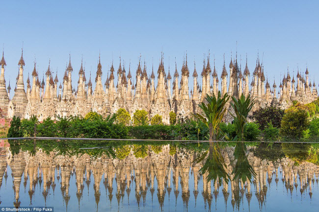 Nằm tại một vùng hẻo lánh ở Myanmar, ngôi chùa gây ấn tượng với 2.500 tòa tháp đá chứa hài cốt bên trong.