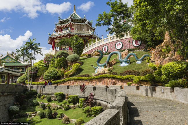 Kiến trúc hài hòa với thiên nhiên xung quanh của ngôi chùa Cebu Taoist ở Cebu, Philippines.