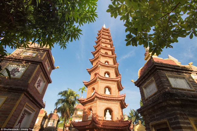 Chùa Trấn Quốc ở Hà Nội cũng lọt vào danh sách những ngôi chùa đẹp nhất thế giới. Chùa được xây dựng trên một bán đảo nhỏ ở Hồ Tây cách đây 1.500 năm.