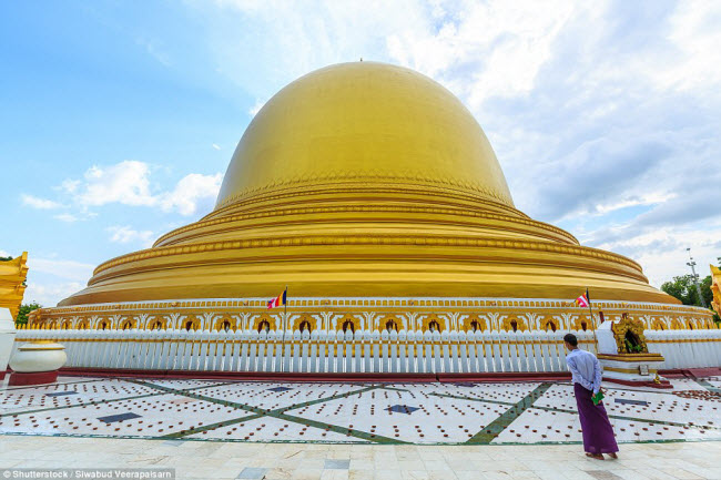 Được xây dựng năm 1636 tại thành phố Sagaing ở Myanmar, ngôi chùa Kaunghmudaw gây ấn tượng với mái vòm dát vàng khổng lồ.