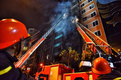 Vì sao quán karaoke thường xảy ra cháy, nhiều người chết? - 2