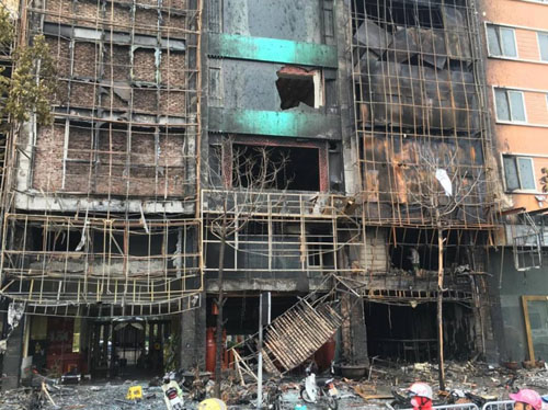 Vụ cháy 13 người chết: Hàng xóm phá cửa sau thoát thân - 1