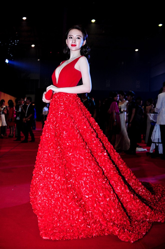 Những bộ cánh "rúng động" thảm đỏ của Angela Phương Trinh - 13