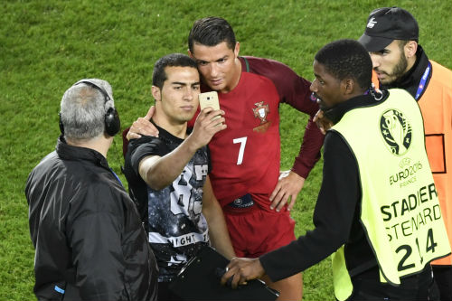 Ronaldo: Nỗi khổ siêu sao "yêu lắm, chê cũng nhiều" - 3