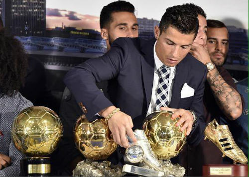 Ronaldo: Nỗi khổ siêu sao "yêu lắm, chê cũng nhiều" - 2