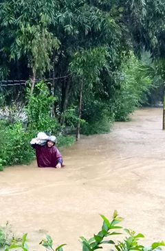 Huế: Lũ về đột ngột, cầu trôi, thuyền gặp nạn - 4