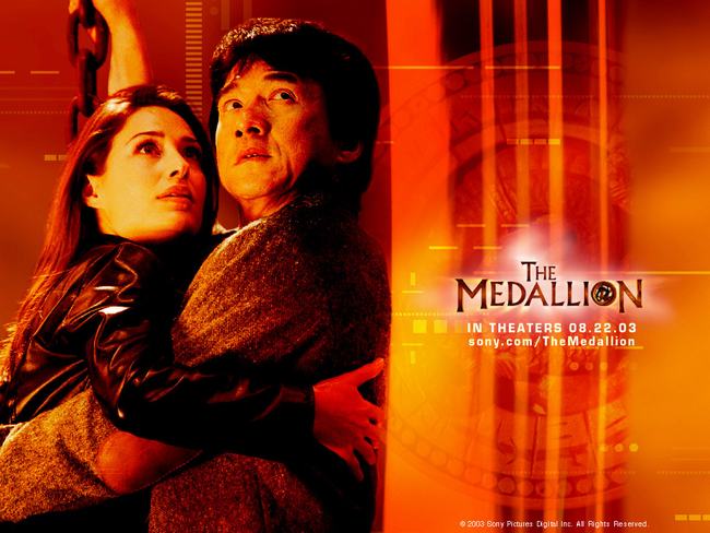 Thành Long cùng nữ minh tinh Hollywood Claire Forlani môi kề môi trong Huy hiệu rồng (The Medallion) 2003.