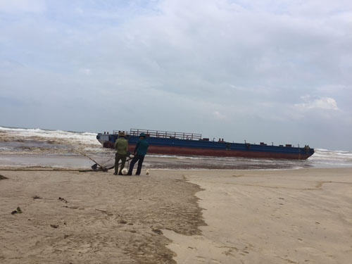 Tàu đứt dây neo, 3 ngư dân kêu cứu giữa biển - 2