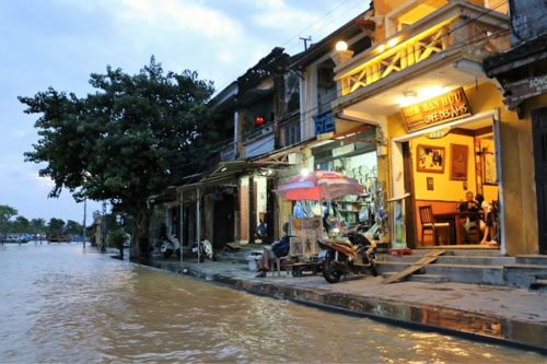 Quảng Nam: Nước lũ nhấn chìm nhiều tuyến phố cổ Hội An - 2