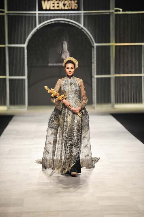 Thanh Hằng mang 50 lượng vàng ròng lên sàn catwalk - 2