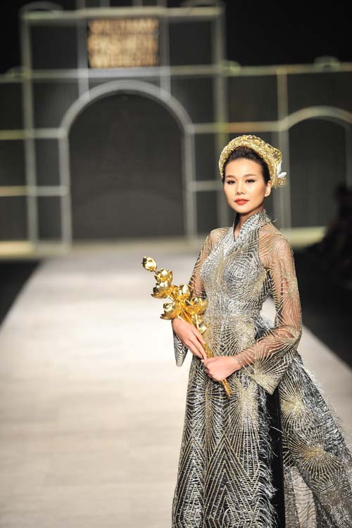 Thanh Hằng mang 50 lượng vàng ròng lên sàn catwalk - 3