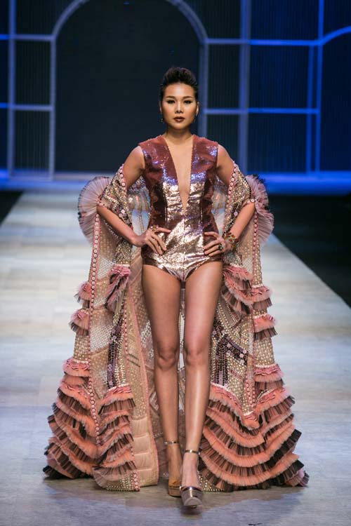 Thanh Hằng mang 50 lượng vàng ròng lên sàn catwalk - 4