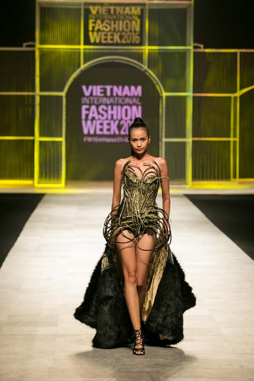 Thanh Hằng mang 50 lượng vàng ròng lên sàn catwalk - 8