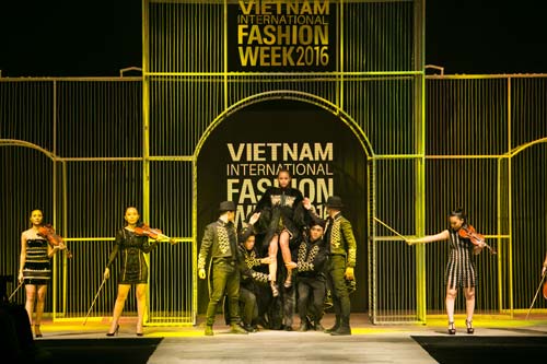 Thanh Hằng mang 50 lượng vàng ròng lên sàn catwalk - 7