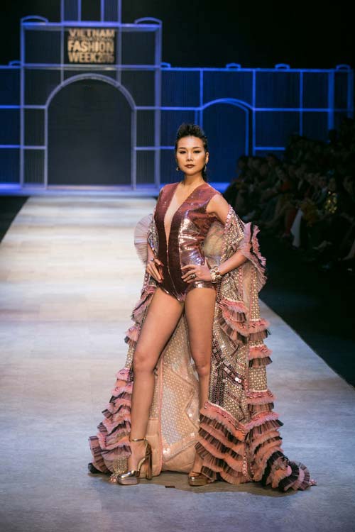 Thanh Hằng mang 50 lượng vàng ròng lên sàn catwalk - 5