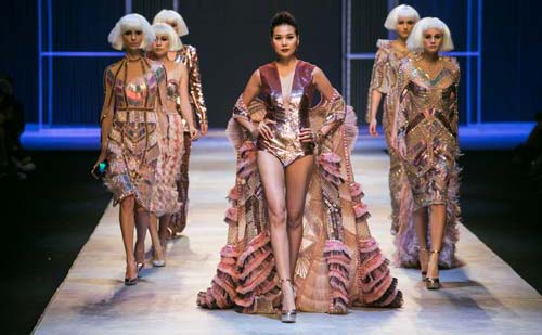 Thanh Hằng mang 50 lượng vàng ròng lên sàn catwalk - 6