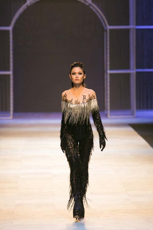 Thanh Hằng mang 50 lượng vàng ròng lên sàn catwalk - 9