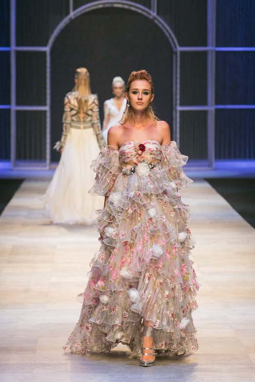 Thanh Hằng mang 50 lượng vàng ròng lên sàn catwalk - 2