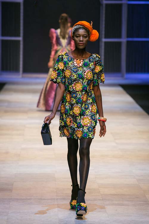 Thanh Hằng mang 50 lượng vàng ròng lên sàn catwalk - 4
