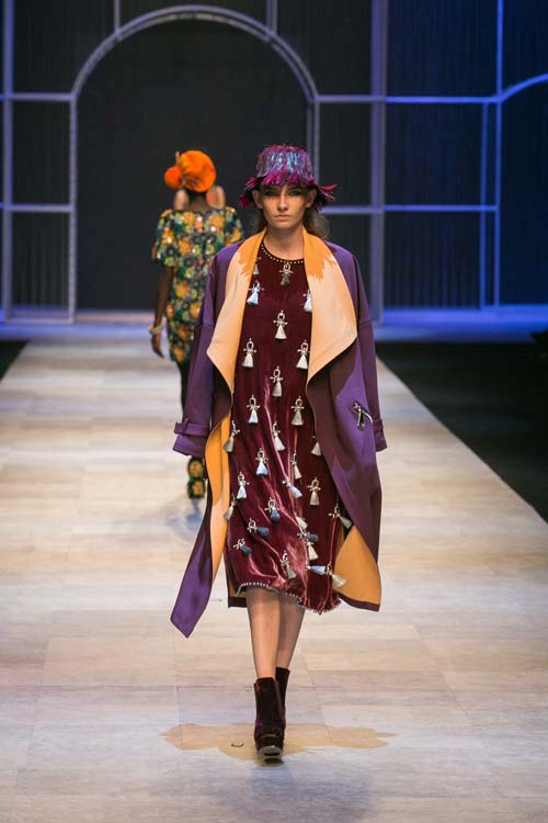 Thanh Hằng mang 50 lượng vàng ròng lên sàn catwalk - 3