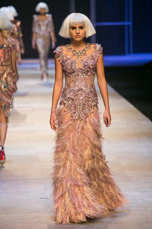 Thanh Hằng mang 50 lượng vàng ròng lên sàn catwalk - 6