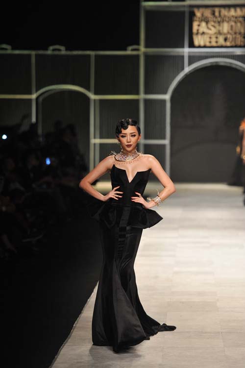 Thanh Hằng mang 50 lượng vàng ròng lên sàn catwalk - 9