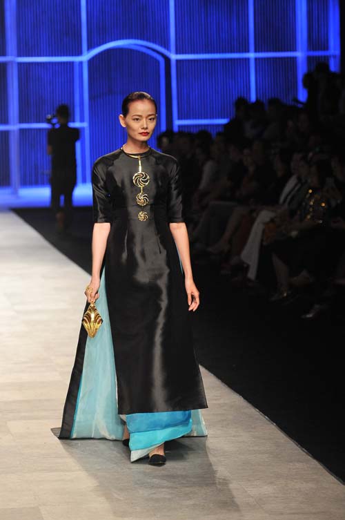 Thanh Hằng mang 50 lượng vàng ròng lên sàn catwalk - 8