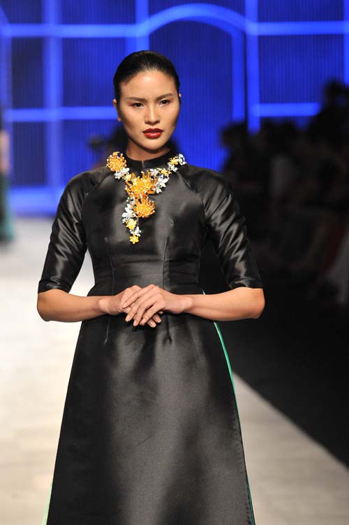 Thanh Hằng mang 50 lượng vàng ròng lên sàn catwalk - 7