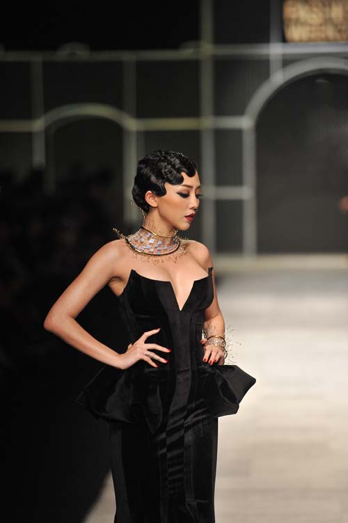 Thanh Hằng mang 50 lượng vàng ròng lên sàn catwalk - 10
