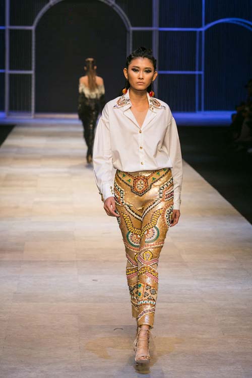 Thanh Hằng mang 50 lượng vàng ròng lên sàn catwalk - 5