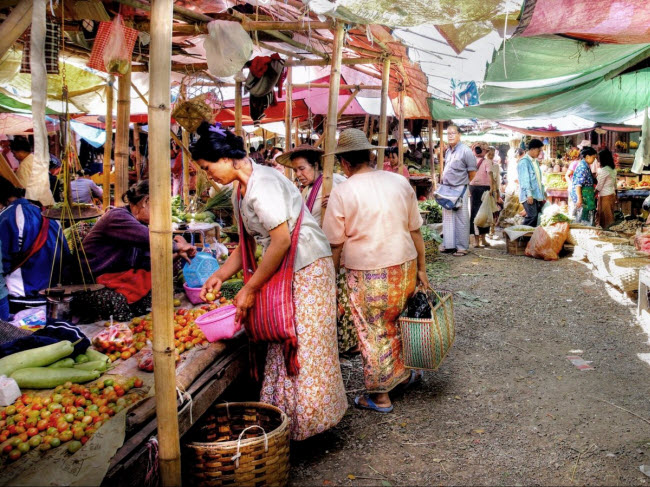 Việt Nam là một trong những điểm đến thân thiện nhất đối với phụ nữ ở khu vực Đông Nam Á. Tại hai thành phố lớn Hà Nội và Hồ Chí Minh, du khách có thể tìm thấy không gian an toàn và nhộn nhịp như chợ Đồng Xuân và Bến Thành.