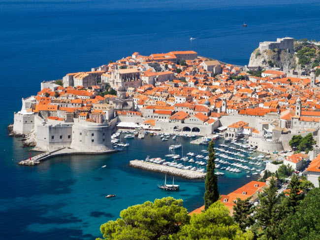 Du khách có nhiều lựa chọn khi tới thành phố  Dubrovnik, Croatia. Bạn có thể thư giãn trên bãi biển, tham quan các công trình kiến trúc và pháo đài cổ hay đi bộ khám phá thiên nhiên nơi đây.