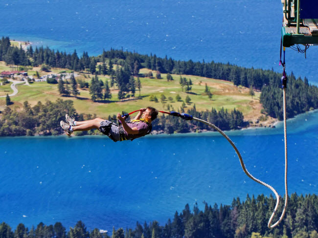 New Zealand có nhiều hoạt động hấp dẫn dành cho những người đi du lịch một mình như nhảy bungee, chèo thuyền, đạp xe và đi bộ khám phá. Bạn sẽ không cảm thấy mình lạc lõng giữa đám đông.